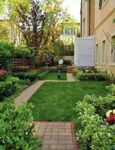 一方院子，有着花草相伴，看云卷云舒，花开花落。