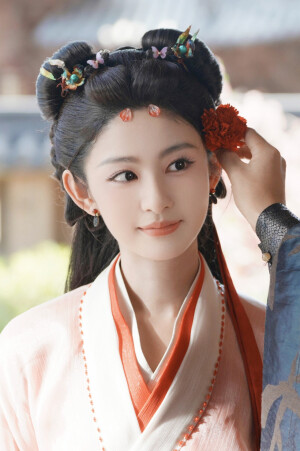 梁绛朱  在你眉梢种红豆  赵晴