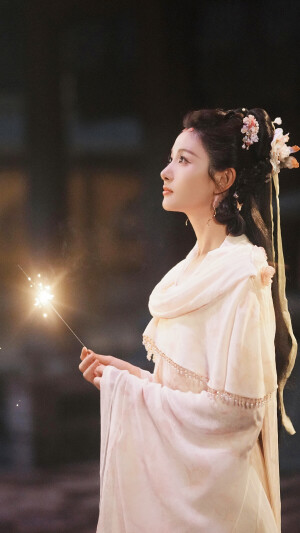 梁绛朱  在你眉梢种红豆  赵晴