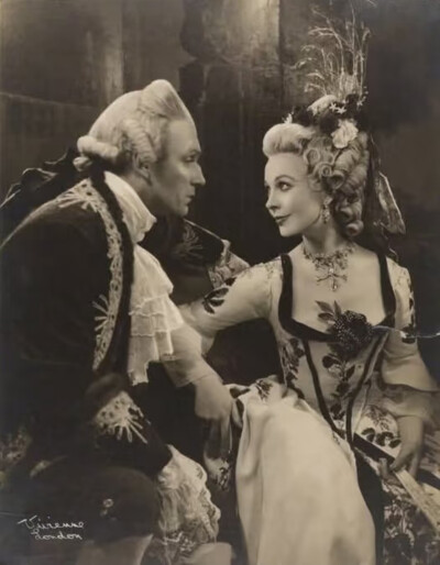 1948年，费雯·丽在话剧《造谣学校》中饰演蒂泽尔夫人