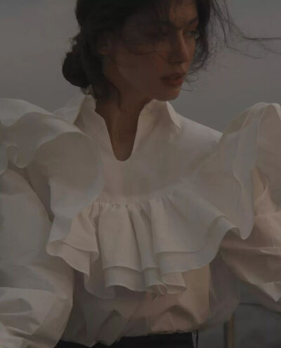 Anastasia Lisitsyna是一位俄罗斯摄影师，这位年纪轻轻女孩受五〇、六〇法国新浪潮电影，所以她的作品很电影化，简单的说便是：会讲故事。