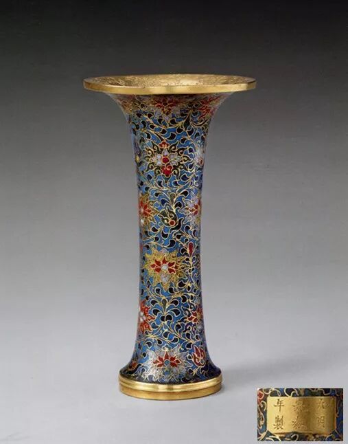 明景泰款  掐丝珐琅勾莲纹小花觚
北京故宫博物院藏
