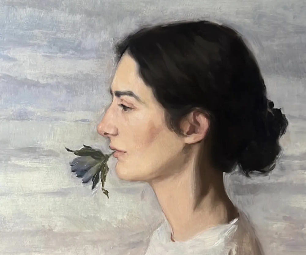 伊丽莎白·拉尔夫-史密斯是一位英国当代具象画家，以细腻而富有情绪深度的人物绘画而受到关注。她在传统写实绘画训练的基础上，发展出兼具古典结构与当代表达的个人风格，其作品在安静、克制的视觉语言中蕴含丰富的心理层次。伊丽莎白的创作主要围绕人物肖像与半身像展开，尤其关注人物的内在情绪与精神状态。她擅长通过柔和而精确的光影关系来塑造体积，使人物在画面中呈现出真实而细腻的存在感。背景通常被处理为简洁或朦胧的色域，从而强化人物主体并营造沉静的氛围。