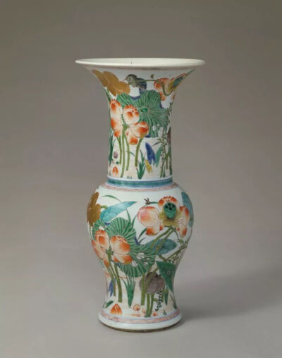 清康熙  五彩加金鹭莲纹尊
北京故宫博物院藏
