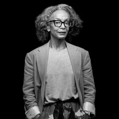 作为时尚新闻界最具分量的声音之一，Robin Givhan在就职于《华盛顿邮报》期间曾荣获普利策批评奖，成为该奖项历史上首位也是迄今为止唯一一位获此殊荣的时尚记者。在她的笔下，时装从不止于衣着的表象，更是洞察权力…