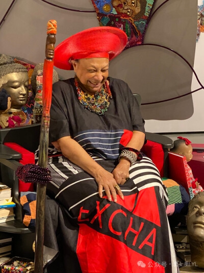 Joyce J. Scott 乔伊斯·J·斯科特
生于1948年
是一位非裔美国艺术家，集雕塑家、拼布艺术家、行为艺术家、装置艺术家、版画家、讲师和教育家于一身。
