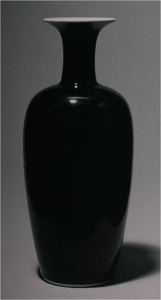 清康熙  乌金釉侈口瓶
北京故宫博物院藏
