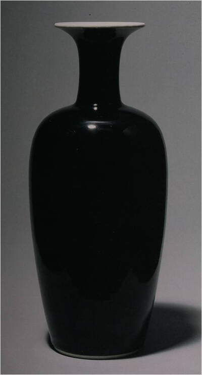 清康熙  乌金釉侈口瓶
北京故宫博物院藏
