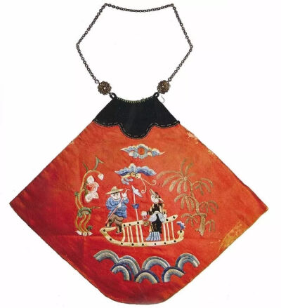 清末  缎地彩绣“夫妻双双把家还”肚兜
中国丝绸博物馆藏
