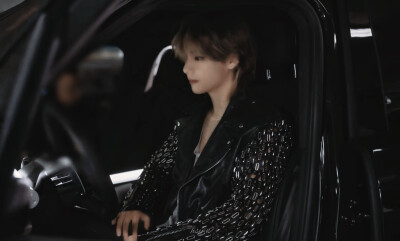 金泰亨
230919 V 'Layover ' MV Making Film
©HSY-V