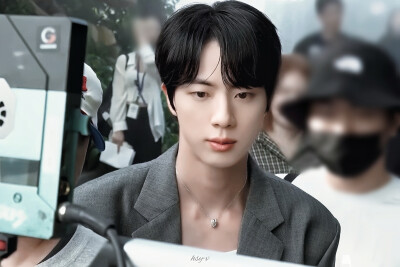 金硕珍
250521 Jin 'Don't Say You Love Me' MV Shoot Sketch
©HSY-V