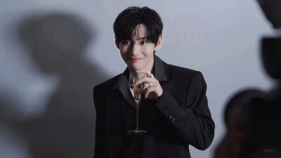 金泰亨
251217 Paradise
©HSY-V