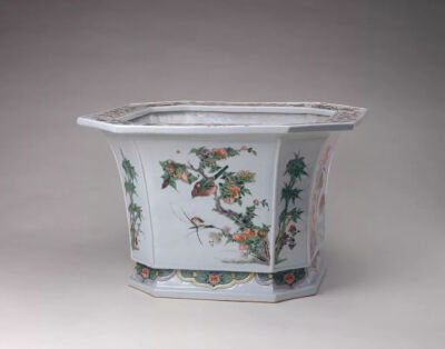 清康熙  五彩加金花鸟纹八方花盆
北京故宫博物院藏
