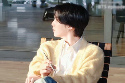 闵玧其
230408 EPISODE
Agust D 'People Pt.2(feat.IU)' MV Shoot Sketch
©HSY-V