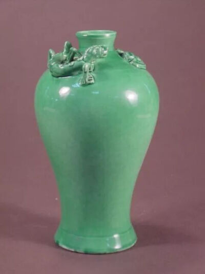 清康熙  苹果绿釉贴螭龙梅瓶
观复博物馆藏
