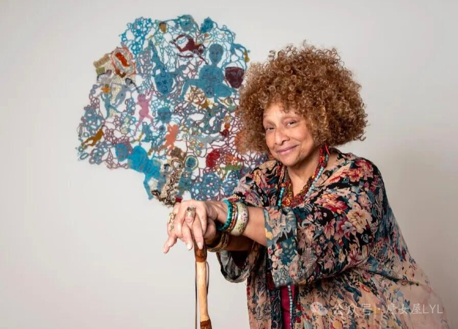 Joyce J. Scott 乔伊斯·J·斯科特
生于1948年
是一位非裔美国艺术家，集雕塑家、拼布艺术家、行为艺术家、装置艺术家、版画家、讲师和教育家于一身。
