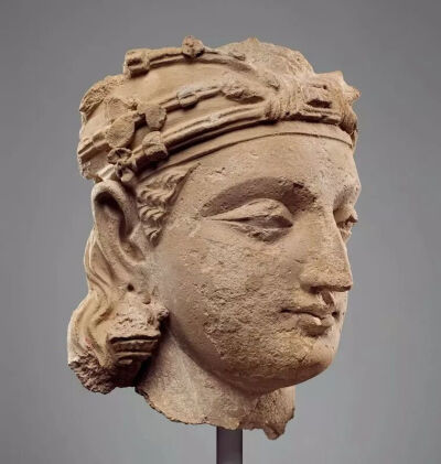 ▲ 弥勒头像（公元5世纪）
美国大都会博物馆藏
