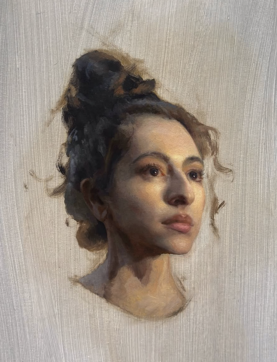 迈克·加西亚是一位杰出的美国艺术家，专注于油画与石墨肖像创作，并兼具深厚的教学背景。他在亚利桑那州坦佩市的 Loft Studio学习传统绘画技艺，现活跃于凤凰城地区，并在斯科茨代尔艺术家学校等机构常态授课。他的作品多为肖像与人体表现，充满古典与当代艺术的融合之美，且在本地与国际私人藏家中广受欢迎。
作为资深艺术教育者，加西亚长期主导各种油画与素描课程，深受学员好评。
