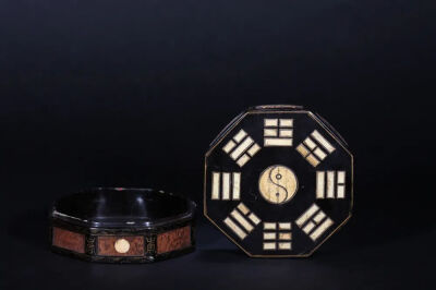 清早期 黑漆嵌骨八卦纹八方盖盒
观复博物馆藏
