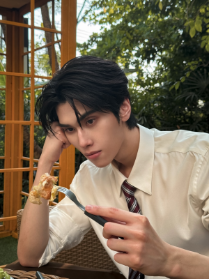 帅哥壁纸
泰星dunk