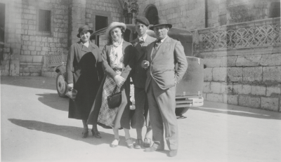 1934 年 8 月，奥尔加、保罗和巴勃罗·毕加索在布尔戈斯的圣母玛利亚大教堂前。照片：奥尔加·鲁伊斯-毕加索档案馆、阿尔米尼基金会和伯纳德·鲁伊斯-毕加索档案馆提供。