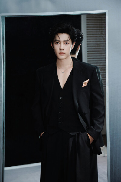 和@肖战 一起步入#NARS超磨画镜#，感受#NARS超雾瓶粉底# 无惧细看的底妆美学@NARS ，稍后见！ ​​​