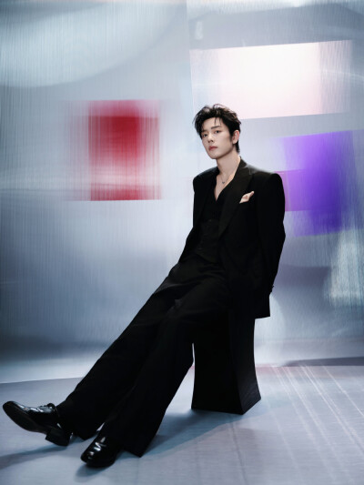 和@肖战 一起步入#NARS超磨画镜#，感受#NARS超雾瓶粉底# 无惧细看的底妆美学@NARS ，稍后见！ ​​​