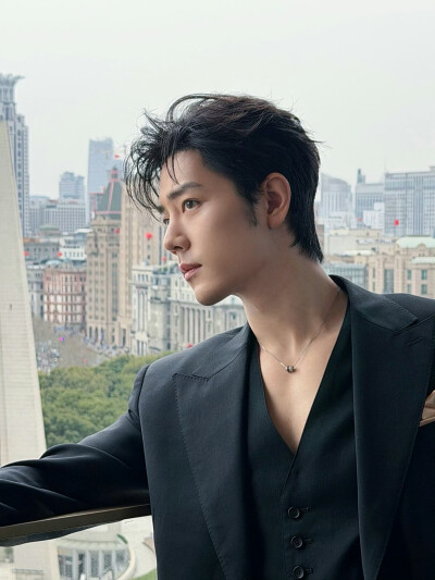 #日常见肖战# 清风拂面，翩然而至@肖战 ​​​