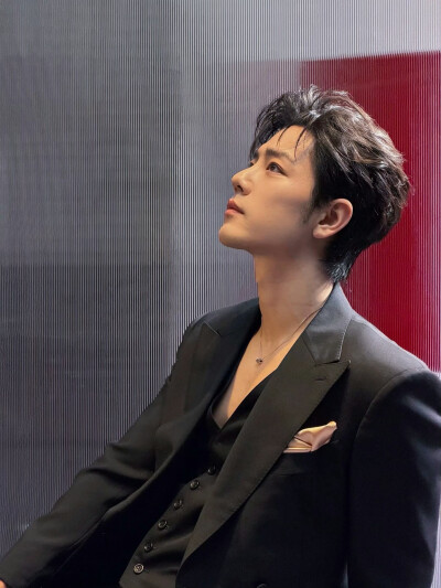 #日常见肖战# 清风拂面，翩然而至@肖战 ​​​