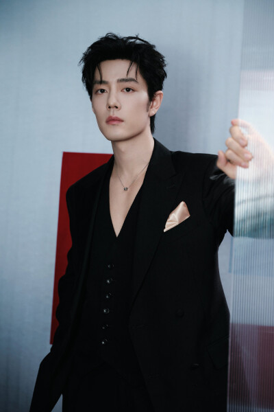 和@肖战 一起步入#NARS超磨画镜#，感受#NARS超雾瓶粉底# 无惧细看的底妆美学@NARS ，稍后见！ ​​​