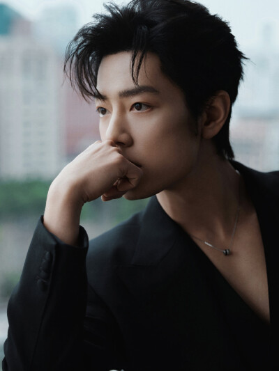 和@肖战 一起步入#NARS超磨画镜#，感受#NARS超雾瓶粉底# 无惧细看的底妆美学@NARS ，稍后见！ ​​​