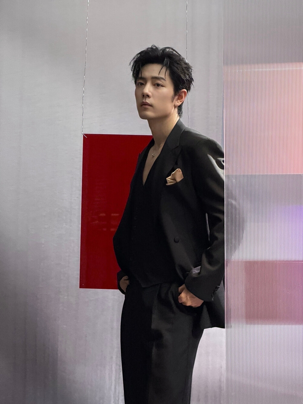 #日常见肖战# 清风拂面，翩然而至@肖战 ​​​