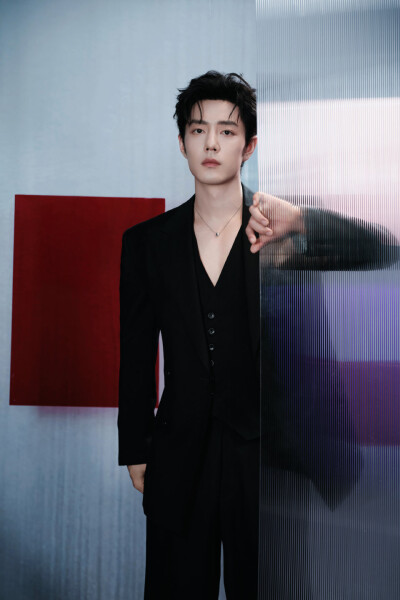 和@肖战 一起步入#NARS超磨画镜#，感受#NARS超雾瓶粉底# 无惧细看的底妆美学@NARS ，稍后见！ ​​​