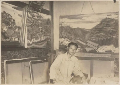 陈澄波与其油画作品《阿里山之春》（右）
《琳琅山阁》（中）
《淡江风景》（左）合摄于自宅
1935年秋
中央研究院台湾史研究所
