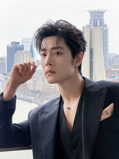 #日常见肖战# 清风拂面，翩然而至@肖战 ​​​