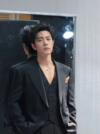 #日常见肖战# 清风拂面，翩然而至@肖战 ​​​