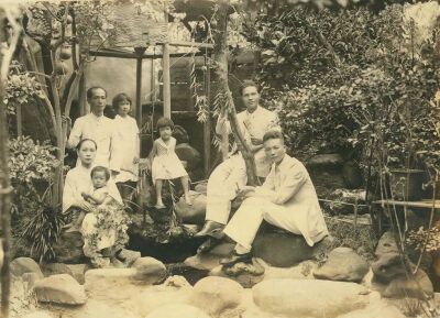 1935年画面左起：张李德和抱七女张婉英、
丈夫张锦灿、五女张慧英、六女张妙英、
陈澄波、蔡丽邨合摄于逸园
《人．间：陈澄波与画都》
（嘉义市立美术馆，2022），页76
