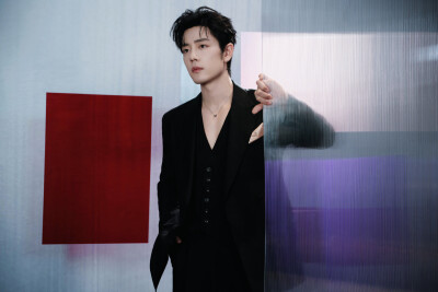 和@肖战 一起步入#NARS超磨画镜#，感受#NARS超雾瓶粉底# 无惧细看的底妆美学@NARS ，稍后见！ ​​​