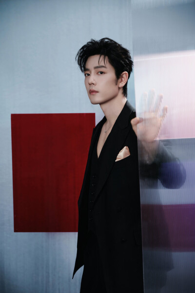 和@肖战 一起步入#NARS超磨画镜#，感受#NARS超雾瓶粉底# 无惧细看的底妆美学@NARS ，稍后见！ ​​​