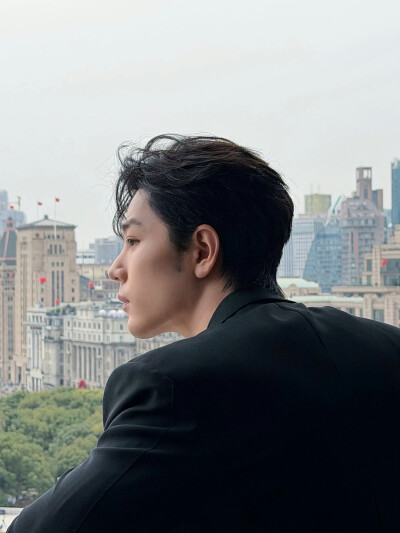 #日常见肖战# 清风拂面，翩然而至@肖战 ​​​