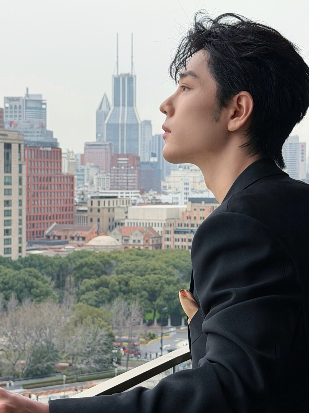 #日常见肖战# 清风拂面，翩然而至@肖战 ​​​