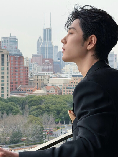 #日常见肖战# 清风拂面，翩然而至@肖战 ​​​