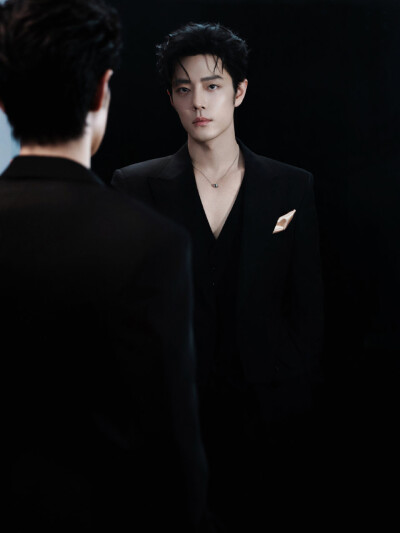 和@肖战 一起步入#NARS超磨画镜#，感受#NARS超雾瓶粉底# 无惧细看的底妆美学@NARS ，稍后见！ ​​​