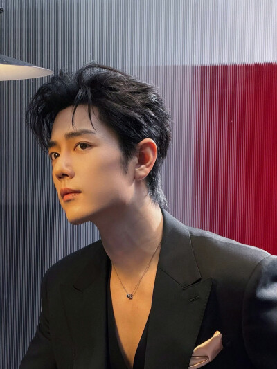 #日常见肖战# 清风拂面，翩然而至@肖战 ​​​