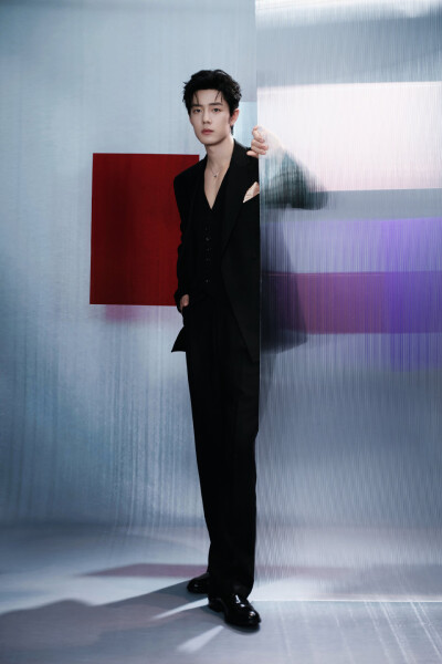 和@肖战 一起步入#NARS超磨画镜#，感受#NARS超雾瓶粉底# 无惧细看的底妆美学@NARS ，稍后见！ ​​​