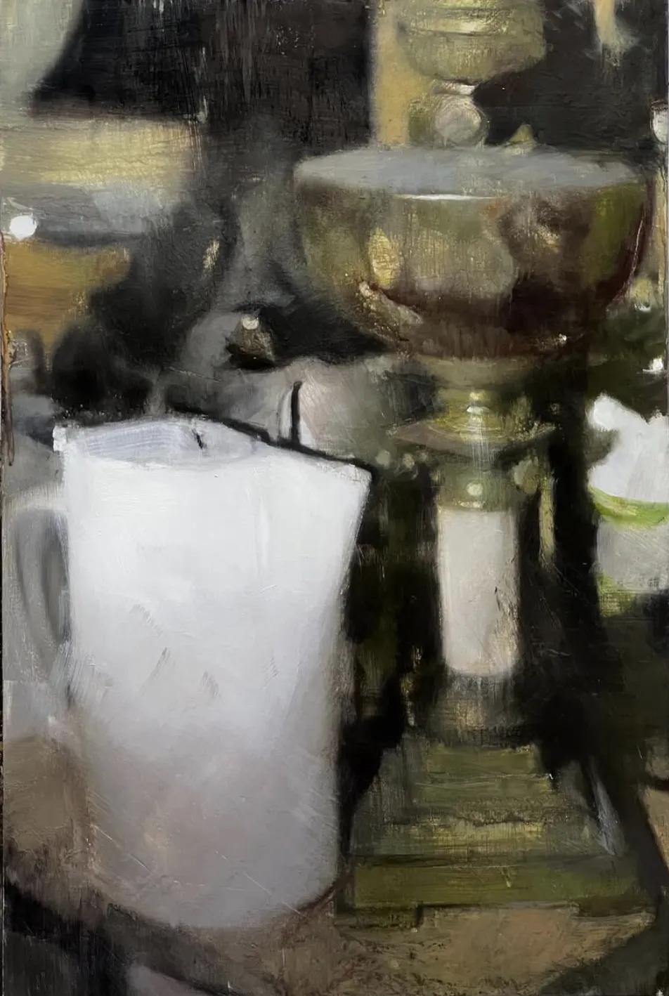 兹比内克·塞德莱茨基是捷克当代画家，以其介于具象与抽象之间的绘画语言和富有时间感的画面气质而受到关注。他出生于捷克，并在布拉格接受艺术教育，长期活跃于中欧当代艺术领域。塞德莱茨基的创作并不局限于传统人物肖像，而是更倾向于描绘空间、物体与日常场景，例如工作室内部、建筑结构或静物组合。他的画面常呈现出一种“未完成”或“被侵蚀”的视觉效果——形体在清晰与消解之间游移