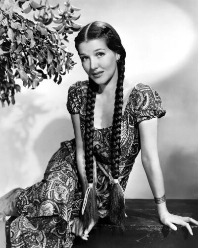 珍·帕克的生年有另两个选项，1912、1917，真名也有另一个选项，Louise Stephanie Zelinska，连出生地也有两个说法，蒙大拿州Deer Lodge、蒙大拿州Butte。不过她的儿子在她病逝后接受采访时纠正过，说母亲真名Lois Ma…