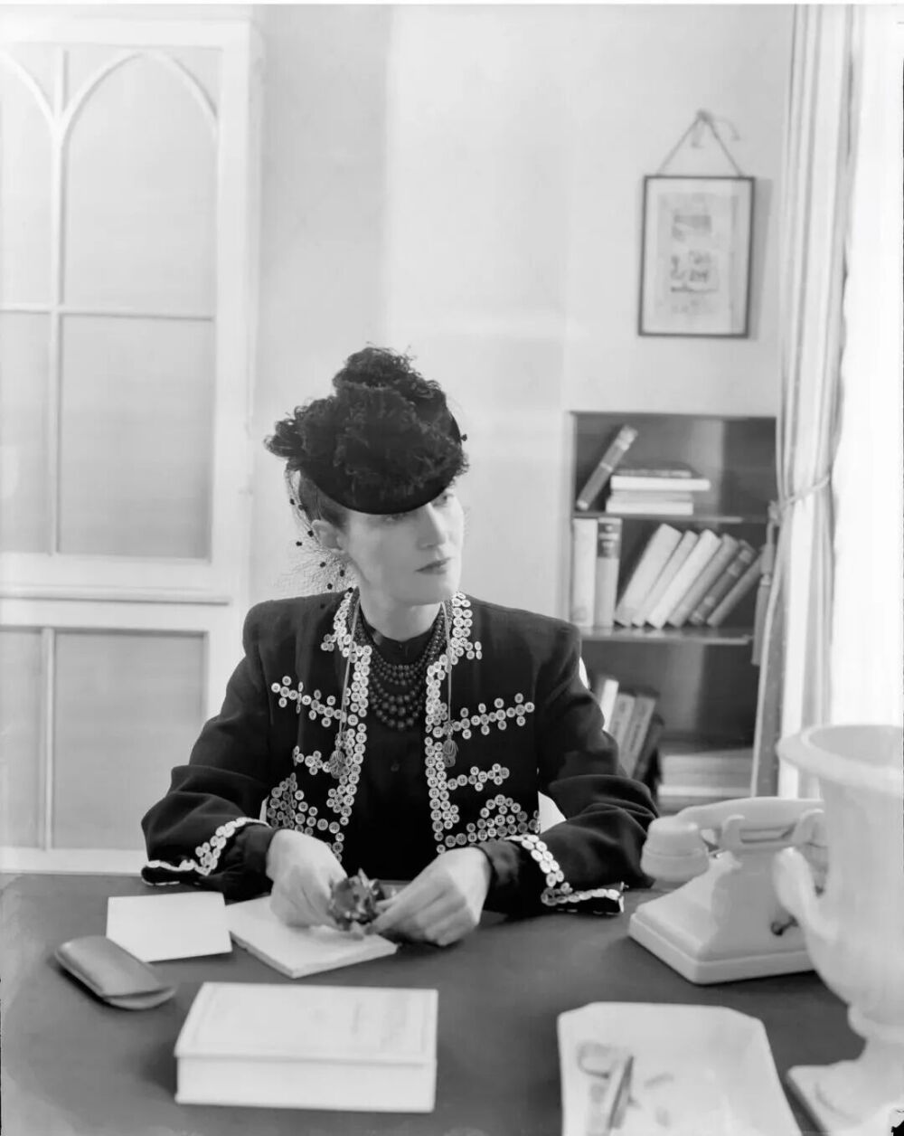 黛西身穿Schiaparelli的外套佩戴卡地亚红宝石Bead项链