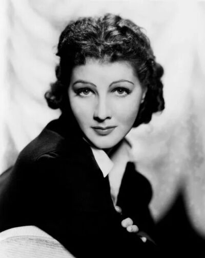 珍·帕克的生年有另两个选项，1912、1917，真名也有另一个选项，Louise Stephanie Zelinska，连出生地也有两个说法，蒙大拿州Deer Lodge、蒙大拿州Butte。不过她的儿子在她病逝后接受采访时纠正过，说母亲真名Lois Ma…