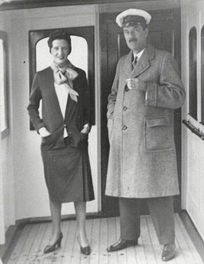 黛西和第二任丈夫为数不多的合照
值得一提的是，据说在答应雷金纳德的求婚前，
